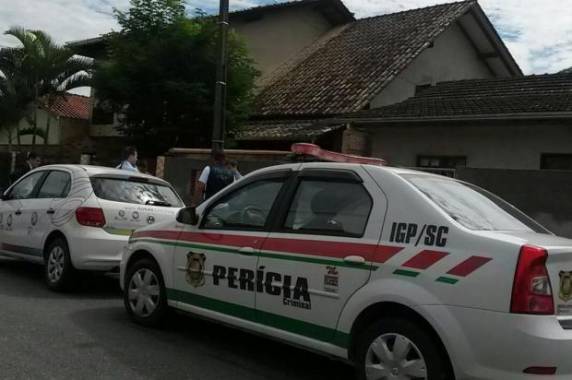 Mulher está sob custódia da polícia no Hospital 

Santo Antônio