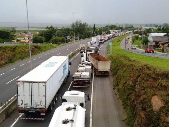 Nesta quarta, 33 trechos de rodovias federais e estaduais estão bloqueados