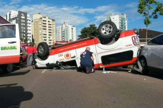 Ambulância capota, atinge três carros e enfermeira fica ferida em Joinville