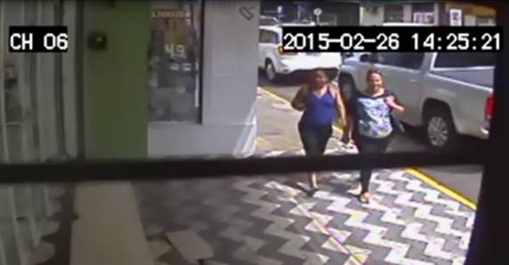 Dupla conseguiu levar uma coleção inteira de brincos