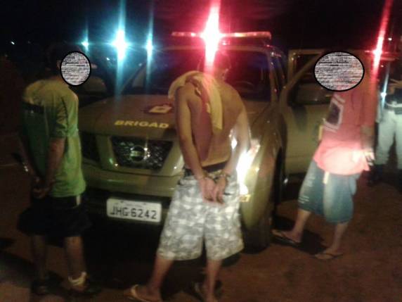 Elementos foram abordados logo após 

terem furtado um automóvel