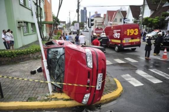 Em fuga, os dois invadiram a contramão na Nove de Março e seguiram até a Praça da Bandeira