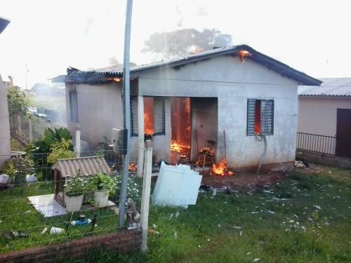 Casa foi consumida pelo fogo na cidade
