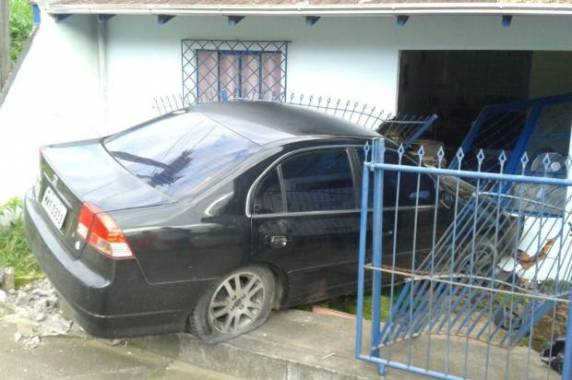 Ele ainda bateu em uma Kombi que estava estacionada na rua