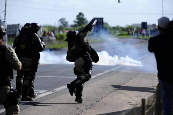 Pelo menos 20 manifestantes foram presos na segunda pela PRF em quatro pontos 

do Estado