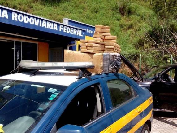 Droga estava em compartimento que imitava um baú em caminhonete