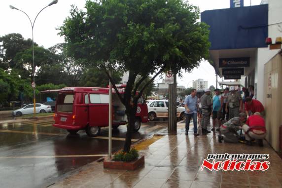 O acidente ocorreu por volta das 

15h desta quarta-feira (04), na Av. Uruguai em frente a Lojas Colombo