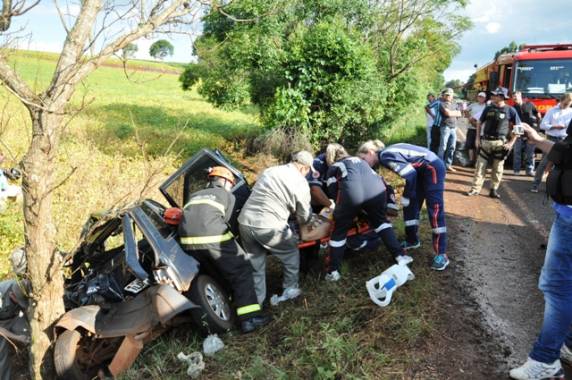 Uno de Catuípe diminuiu a 

velocidade para desviar de um buraco que ocupava todo o lado de uma pista quando foi abalroado e jogado no barranco por uma caminhonete que vinha atrás