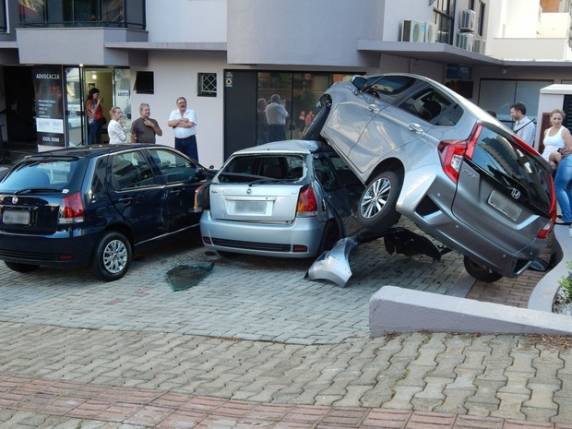 Acidente ocorreu no Centro da cidade na tarde desta segunda-feira (9)