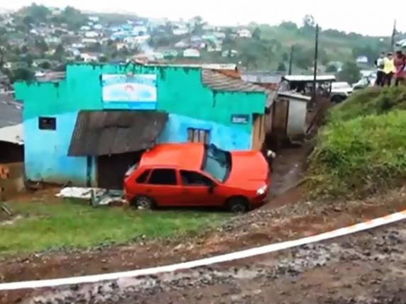 Carro saiu da pista, atropelou menino e colidiu 

contra igreja em Caçador