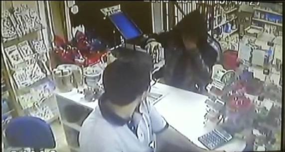 Em menos de um minuto, ladrão rouba cerca R$ 300 do caixa