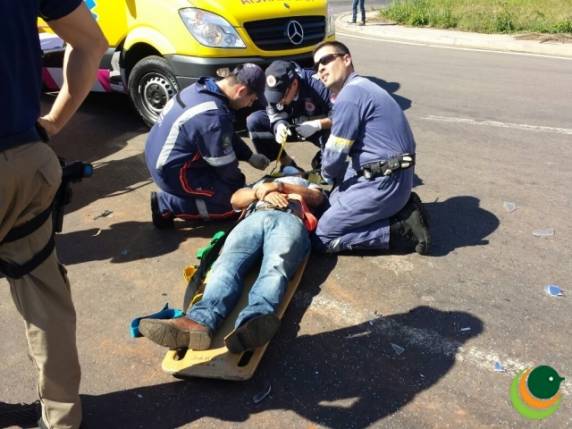 O motorista da ambulância tentou desviar, mas não 

conseguiu evitar a colisão na lateral do automóvel