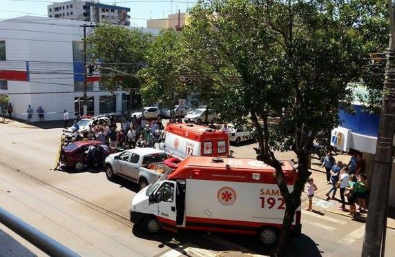A colisão ocorreu em um 

semáforo