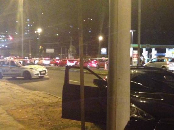 Caminhonete que era alvo dos tiros colidiu contra um 

poste
Para assistir o vídeo, use o botão direito do mouse e depois repdoruzir
