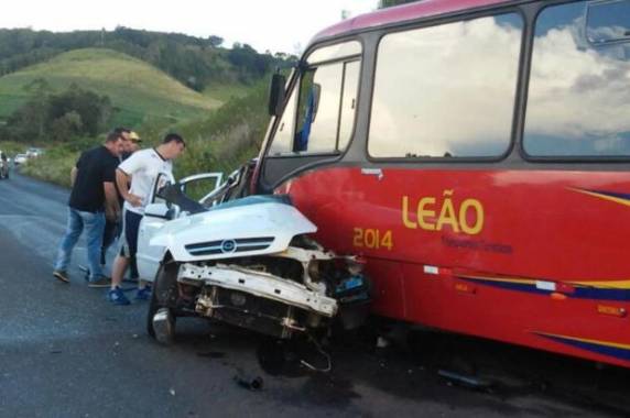 Carro colidiu frontalmente contra um micro-ônibus e também 

deixou uma pessoa levemente ferida