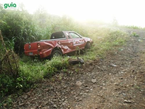 VW Saveiro acabou descendo um barranco