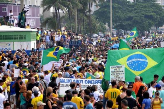 Milhares de manifestantes estão reunidos na Avenida 

Atlântica no Rio e na Esplanada dos Ministérios, em Brasília; em Porto Alegre, ato está marcado para esta tarde, no Parcão
