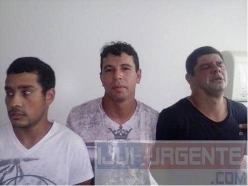 Elementos encheram uma mala no 

interior do apartamento