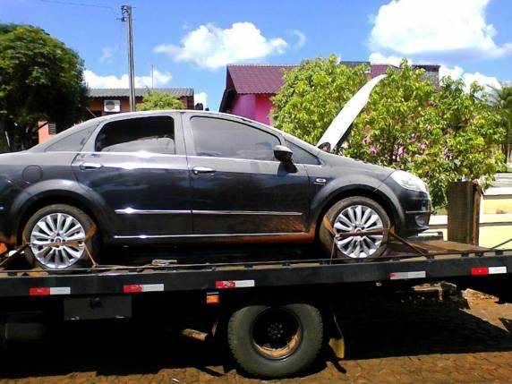 O automóvel estava escondido em um galpão