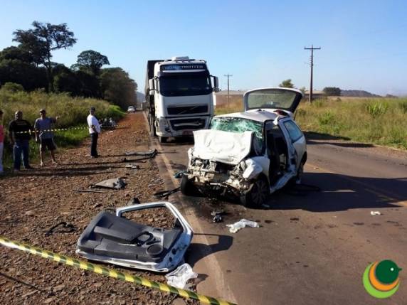O trânsito está sendo desviado por uma via paralela, e o fluxo está totalmente bloqueado no local