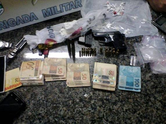 Ele estava com cocaína, dinheiro, uma arma e outros diversos objetos