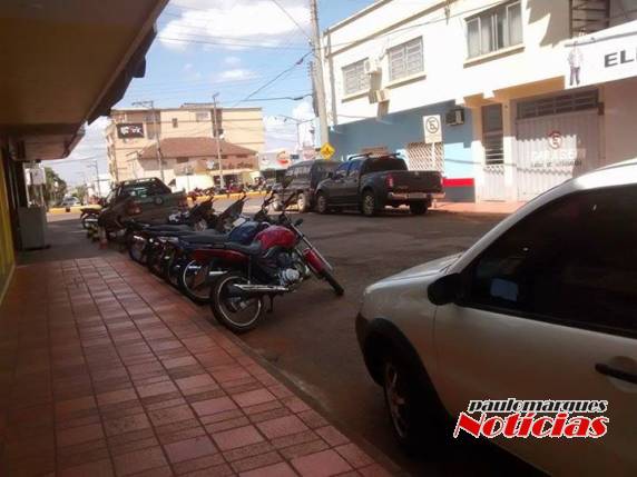 Mesmo tendo local destinado, motoqueiros estão usando 

espaços dos carros
