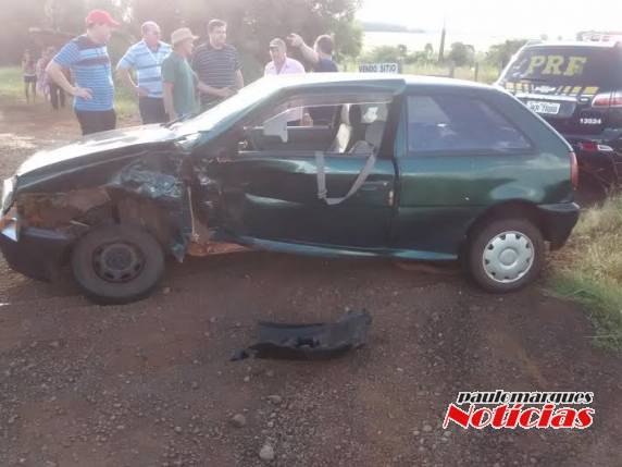 Dois automóveis colidiram com forte impacto