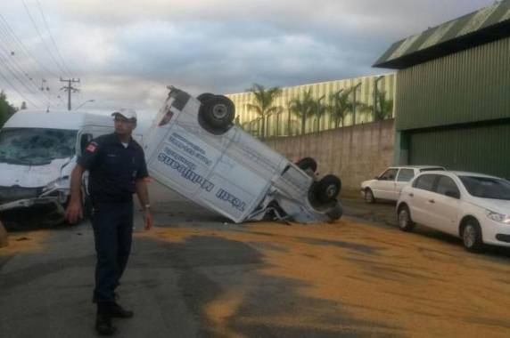 O trânsito é bastante complicado neste momento no local