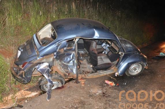A colisão envolveu um Fusca e uma caminhonete