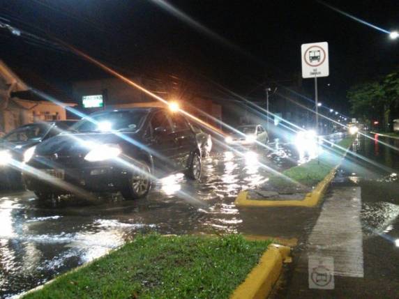 Maré subiu 

e afetou o trânsito na Grande Florianópolis e do Norte de SC