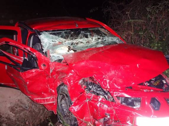 Motorista de 32 anos conduzia um Sandero que invadiu pista da BR-470