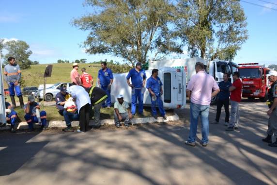 Caminhão e Kombi colidiram no cruzamento que vai para a Linha Três de Maio, Brítola