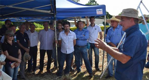 Evento apresentou as principais novidades em variedades de sementes e evidenciou, através de exemplo prático, a importância do plantio em contorno