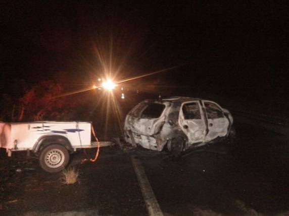Rodovia chegou a ser totalmente bloqueada no km 303, mas foi liberada em meia pista por volta das 23h