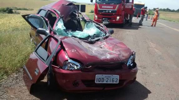 Um Corsa e um caminhão colidiram na rodovia