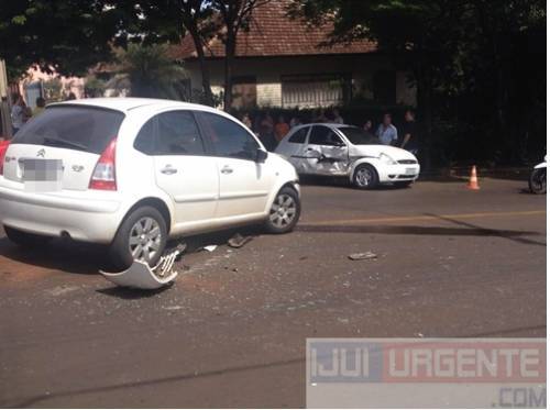 Dois automóveis colidiram 

no início da tarde