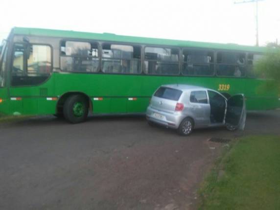 Após colisão com carro, coletivo foi apedrejado por um passageiro