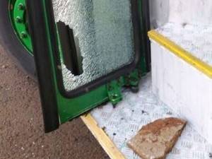 Após colisão com carro, coletivo foi apedrejado por um passageiro