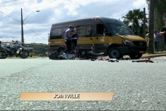Acidente ocorreu na esquina das ruas Camboriú e Campo Alegre