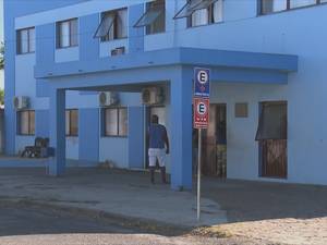 Homem foi retirar o veículo da garagem e acabou atropelando o filho