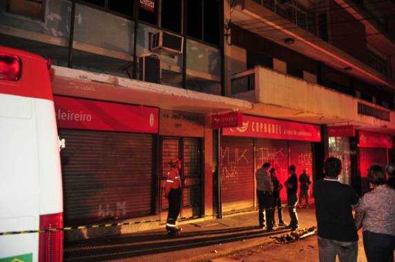 Segundo informações dos bombeiros, a vítima teria caído no poço dos 

transformadores