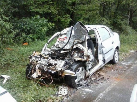 Carro e 

caminhão bateram de frente na SC-283 em Planalto Alegre