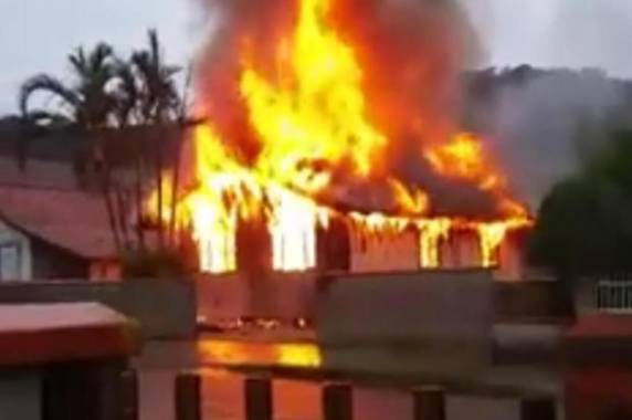 Segundo uma moradora do local, a casa ficou destruída, com exceção de uma parte de alvenaria