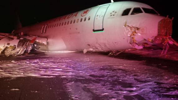 A aeronave realizava um voo doméstico e vinha de Toronto com 137 pessoas a bordo