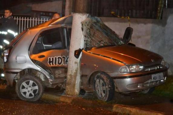 O condutor perdeu o controle do veículo e colidiu com um poste no bairro Caroba