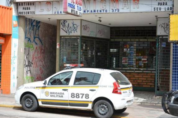 Homem levou R$ 6 mil e ameaçou o proprietário da loja