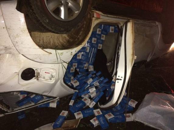 Testemunhas teriam visto condutor ser socorrido e levado em outro carro