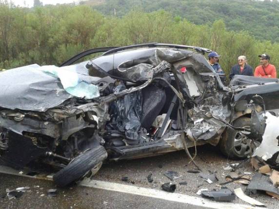 Caminhão guincho e carro colidiram no início da manhã desta segunda