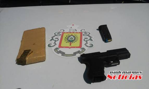 Brigada Militar prende arma de uso restrito e tijolo de maconha no interior de Roque Gonzales