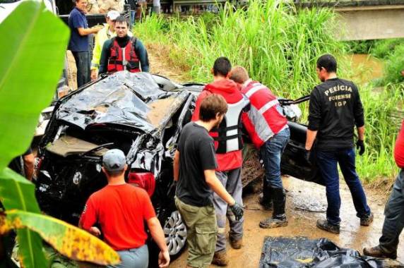 Bomberios 

acreditam que o corpo é do condutor Lucas Winter de 20 anos